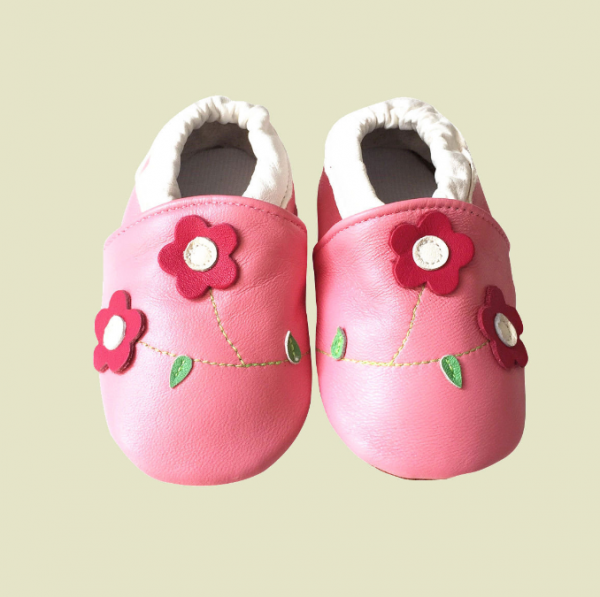 Sepatu dengan desain bunga-bunga cantik dan warna-warna cerah